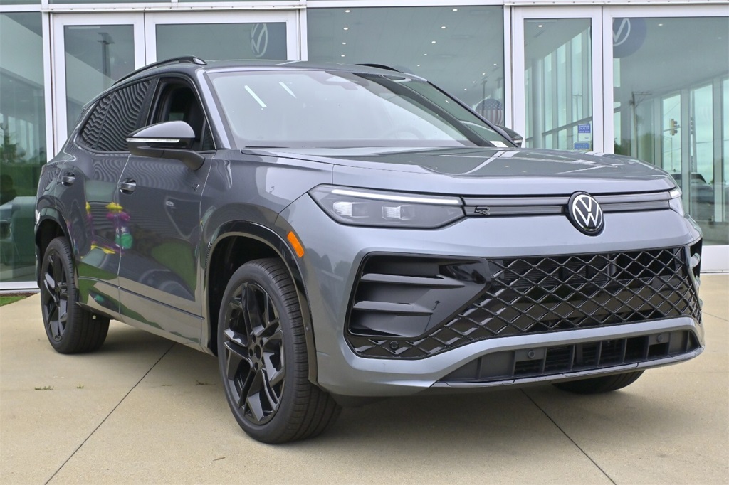 2025 Volkswagen Tiguan SE R-LINE BLACK's photo