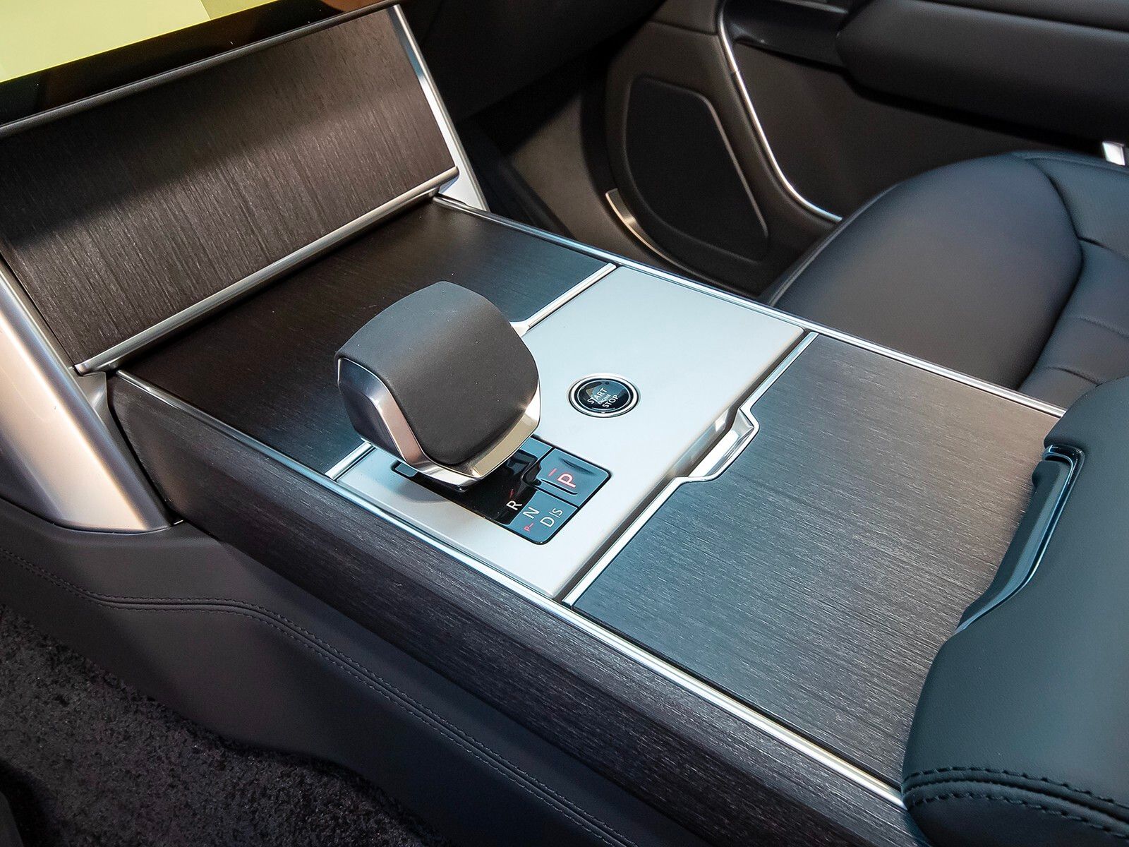 2025 Land Rover Range Rover SE photo 24