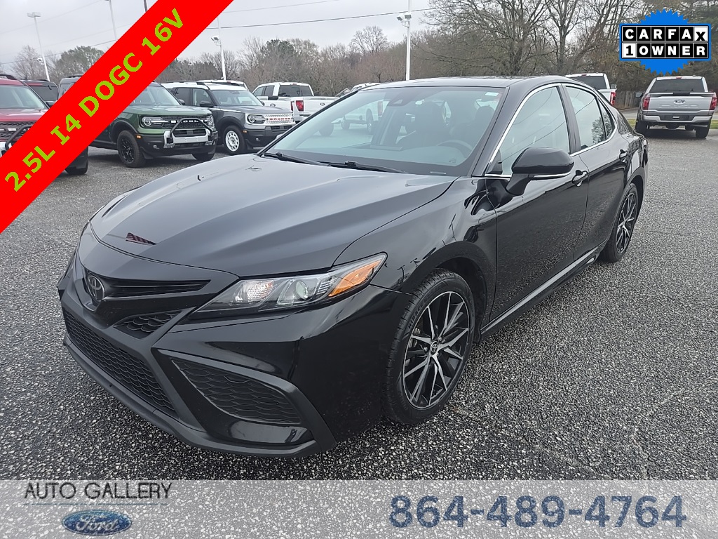 2024 Toyota Camry SE's photo