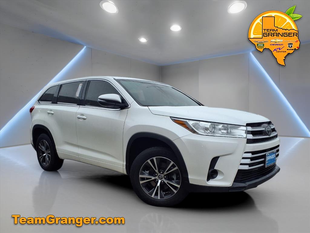 2018 Toyota Highlander LE's photo