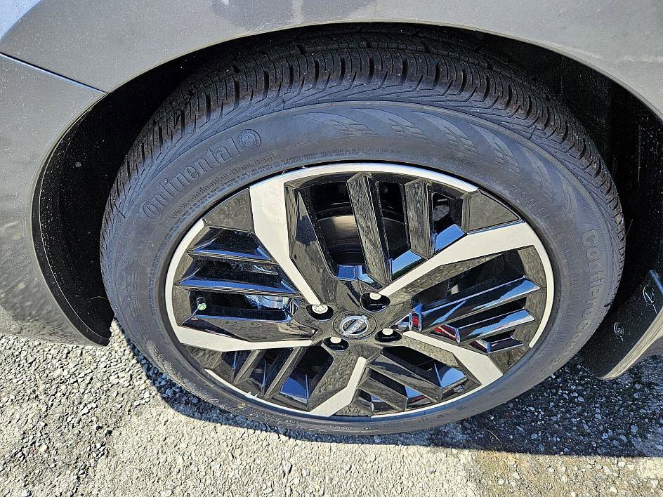 2025 Nissan Versa SR photo 17