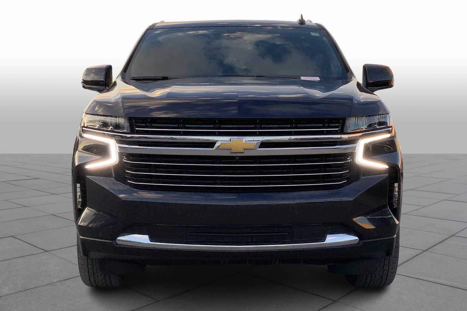 2022 Chevrolet Suburban LT photo 3