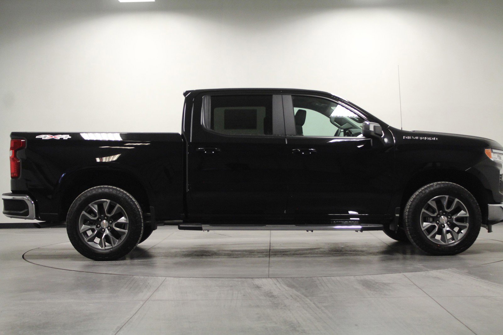 2025 Chevrolet Silverado 1500 LT photo 2