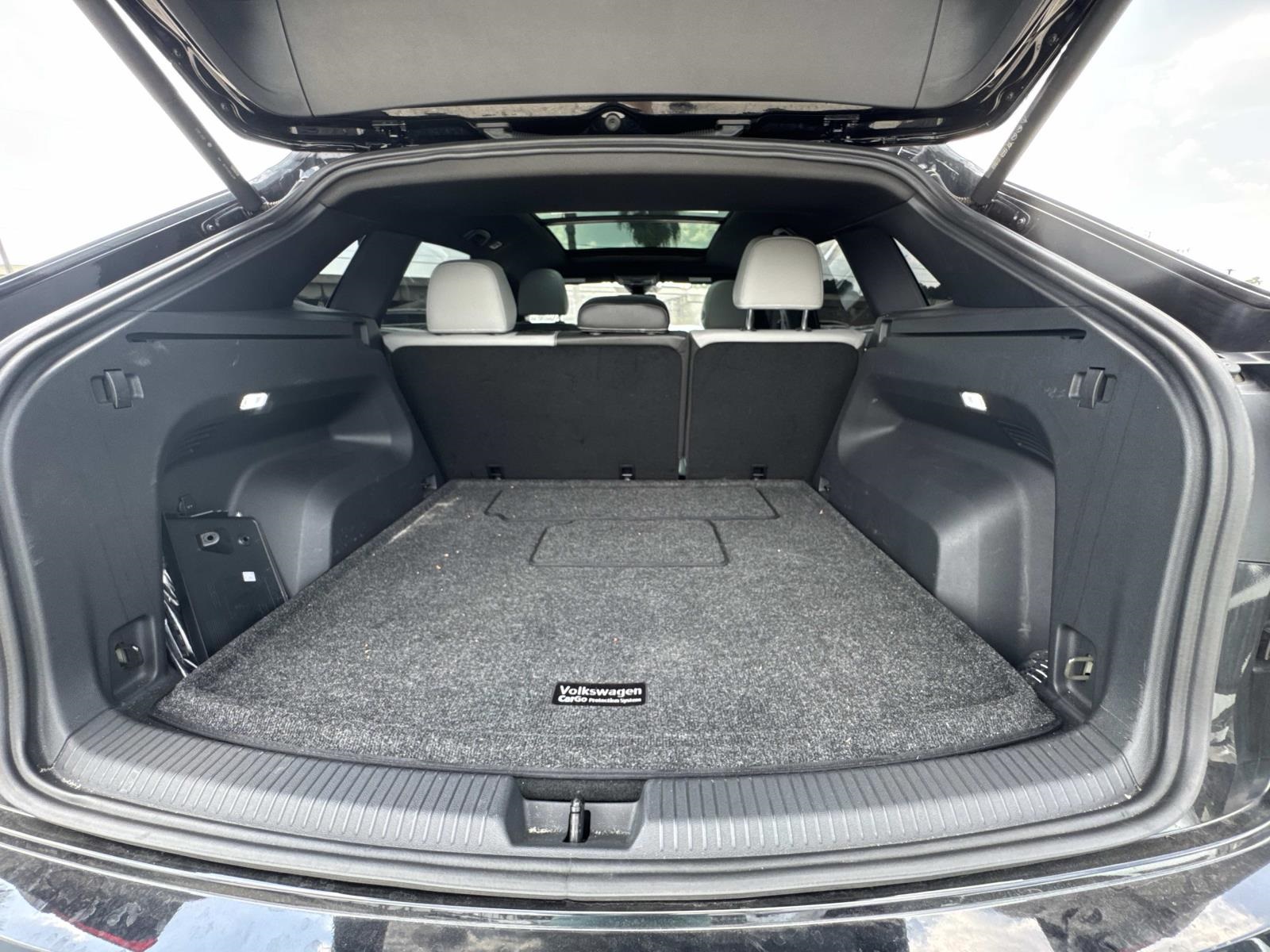 2024 Volkswagen Atlas Cross Sport SEL R-Line photo 7