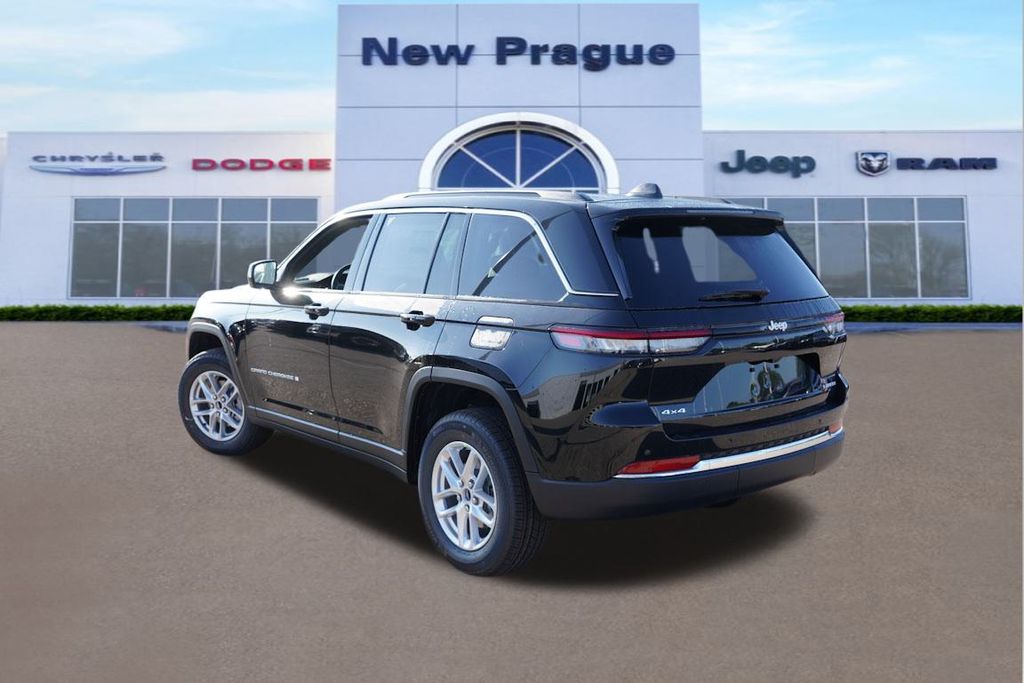 2025 Jeep Grand Cherokee Laredo X photo 3