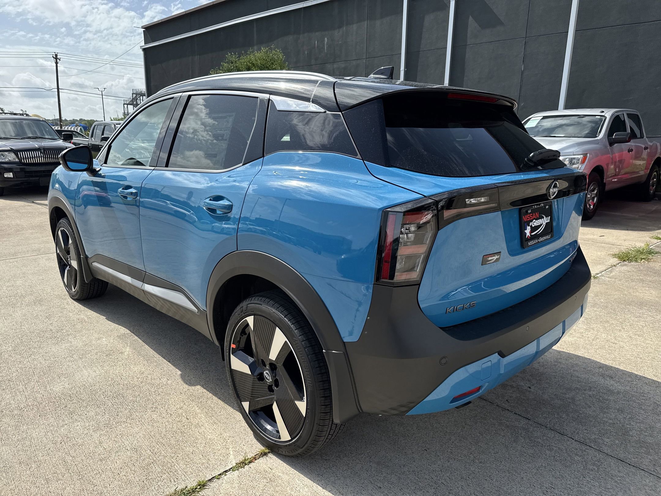 2025 Nissan Kicks SR photo 3