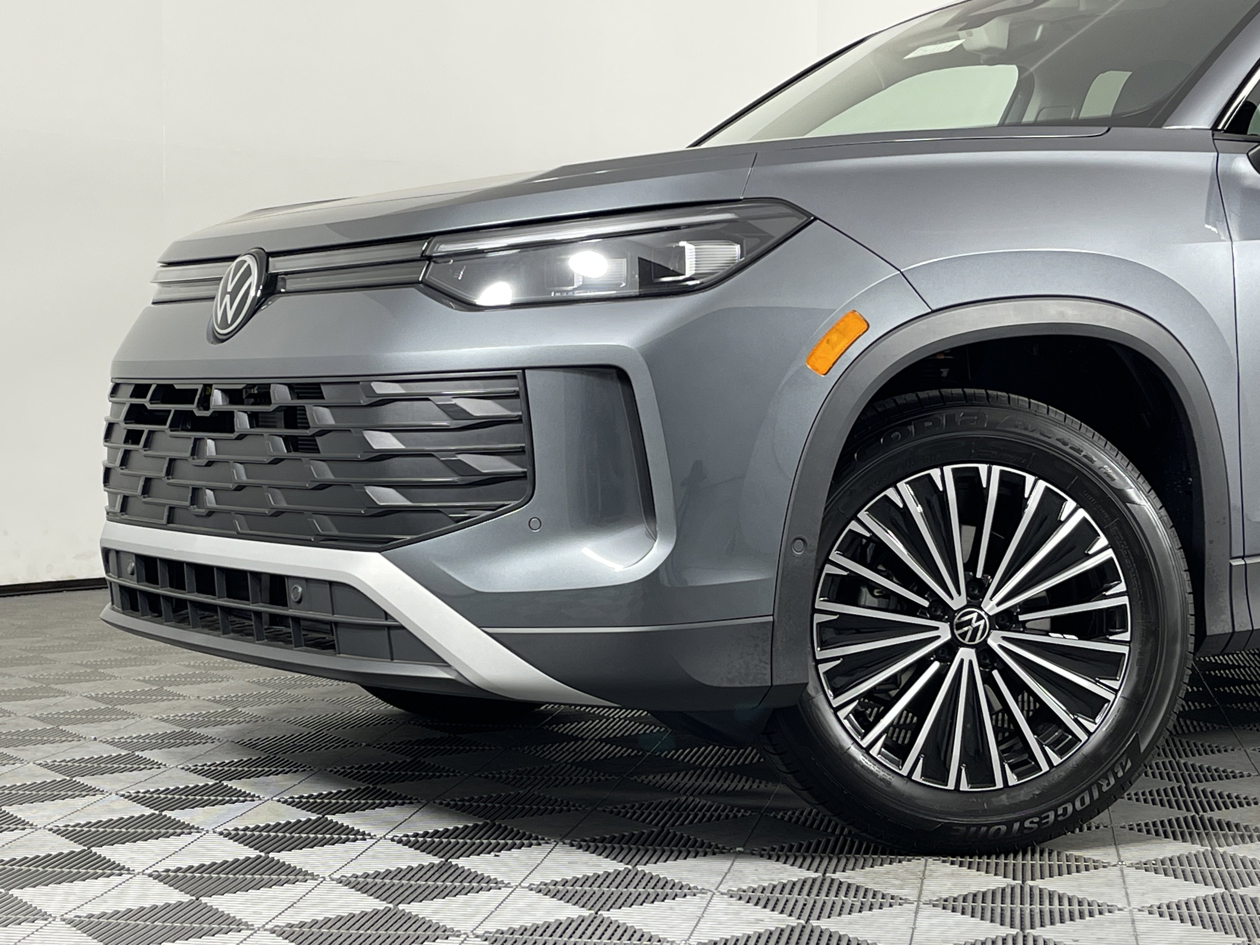 2025 Volkswagen Tiguan S photo 2