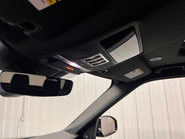 2025 Land Rover Discovery S photo 33