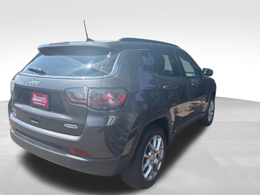 2024 Jeep Compass Latitude Lux photo 10