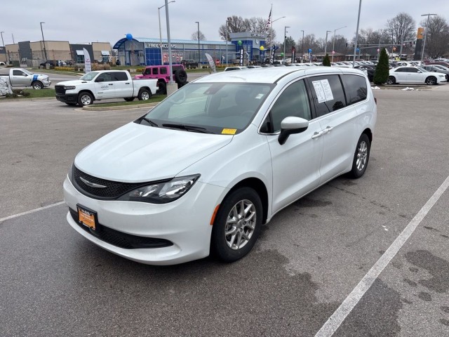 Pre-Owned 2023 Chrysler Voyager LX's photo