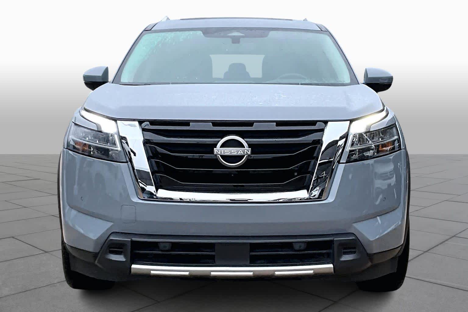 2023 Nissan Pathfinder Platinum photo 2