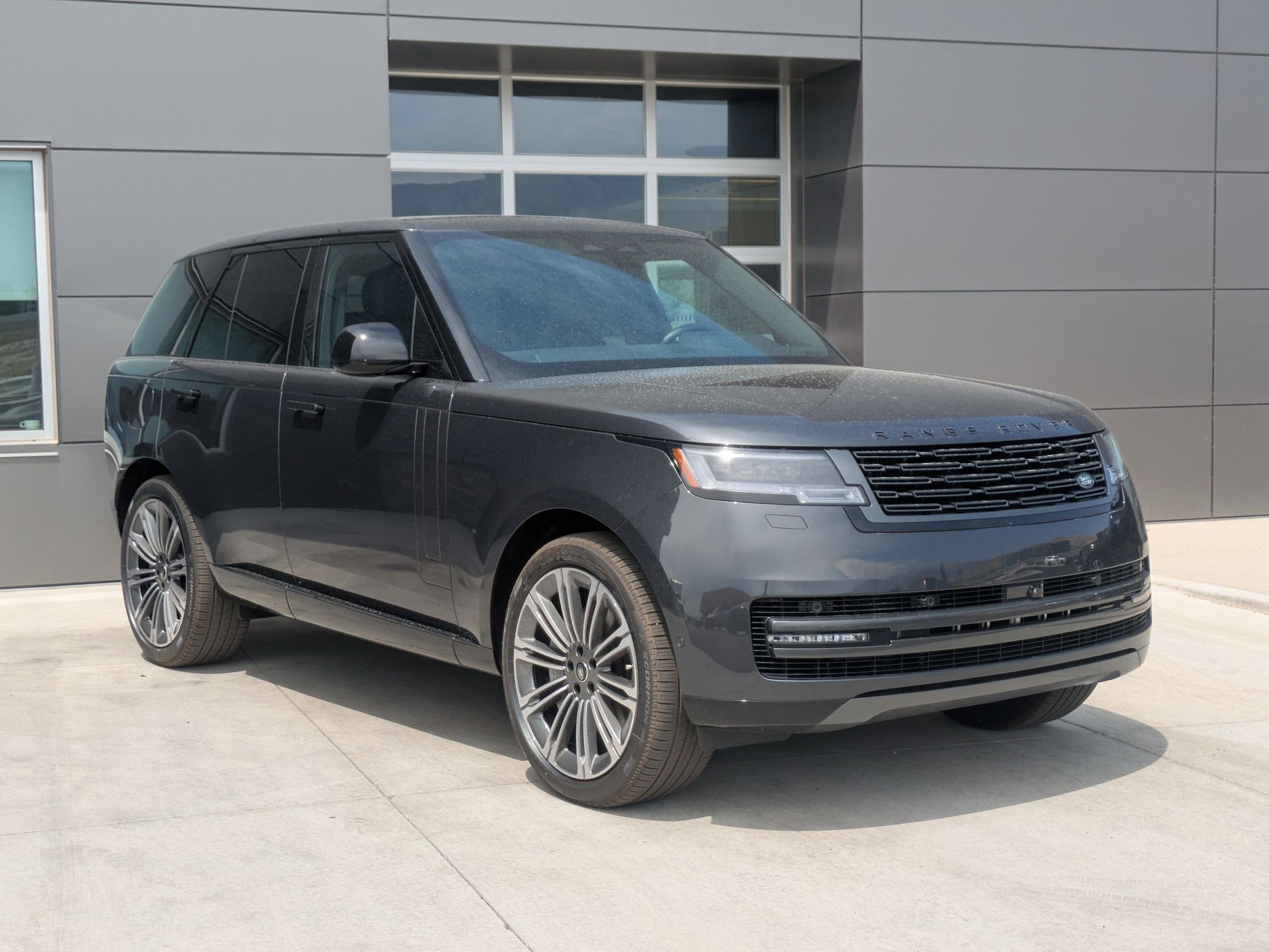 2025 Land Rover Range Rover SE photo 2