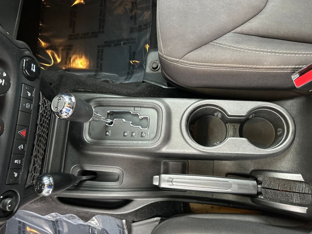 2013 Jeep Wrangler Unlimited Sahara photo 11