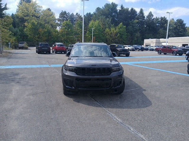 2023 Jeep Grand Cherokee Altitude photo 2