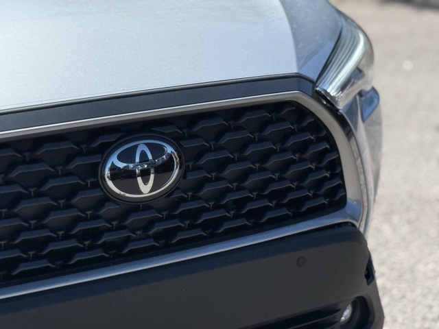 2024 Toyota Corolla Cross XLE photo 7