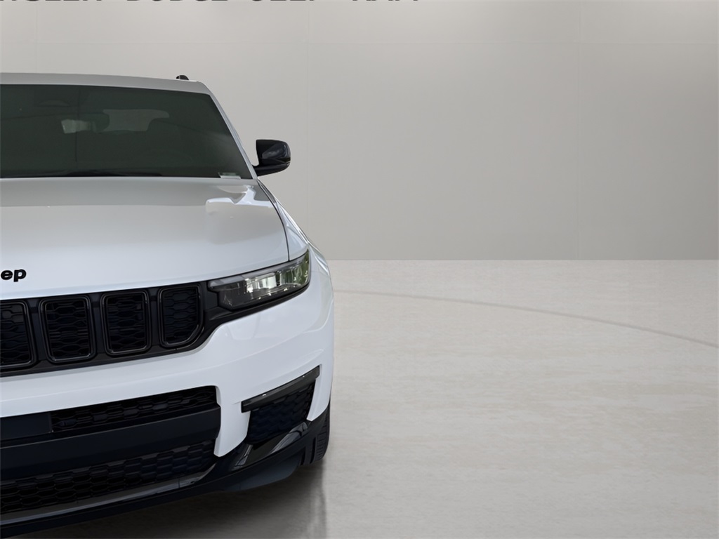 2025 Jeep Grand Cherokee Limited photo 2