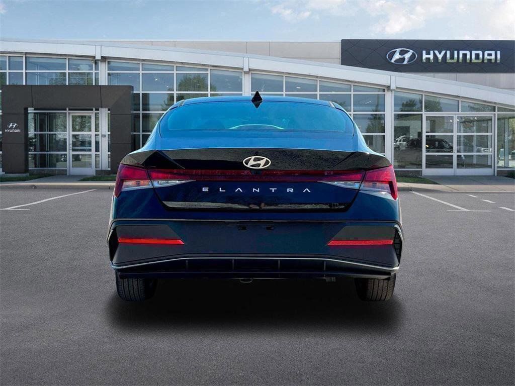 2024 Hyundai Elantra SEL photo 4