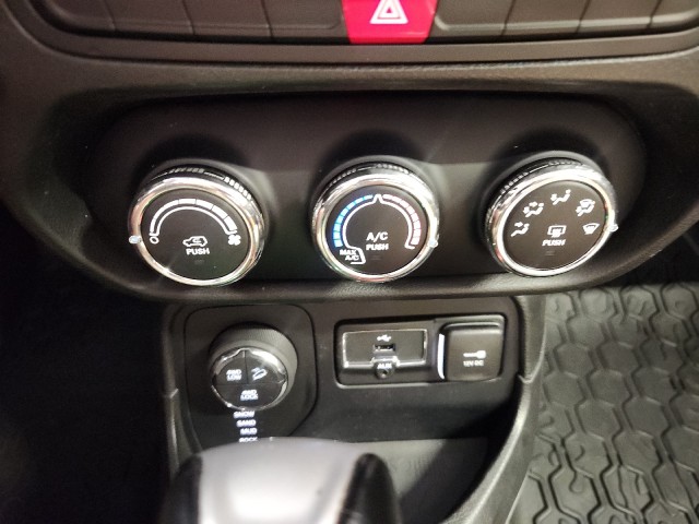 2015 Jeep Renegade Trailhawk photo 16