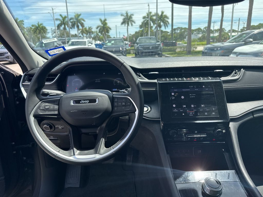 2023 Jeep Grand Cherokee Laredo photo 9