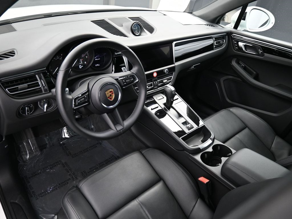 2025 Porsche Macan Base photo 3