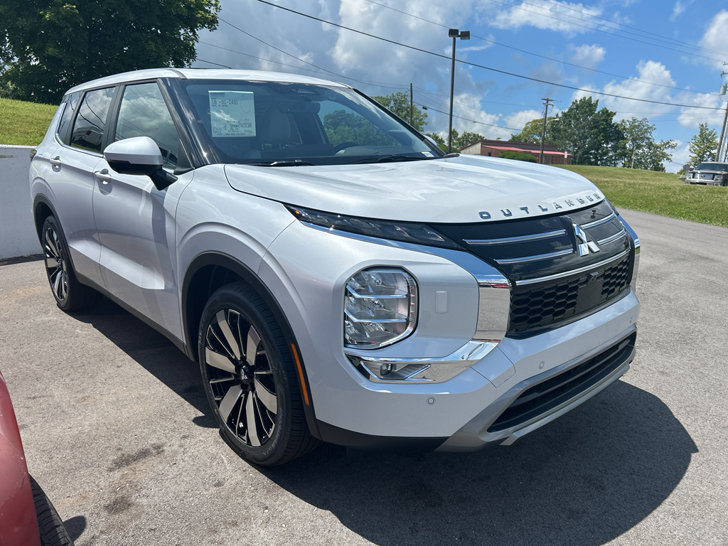 2025 Mitsubishi Outlander SE's photo