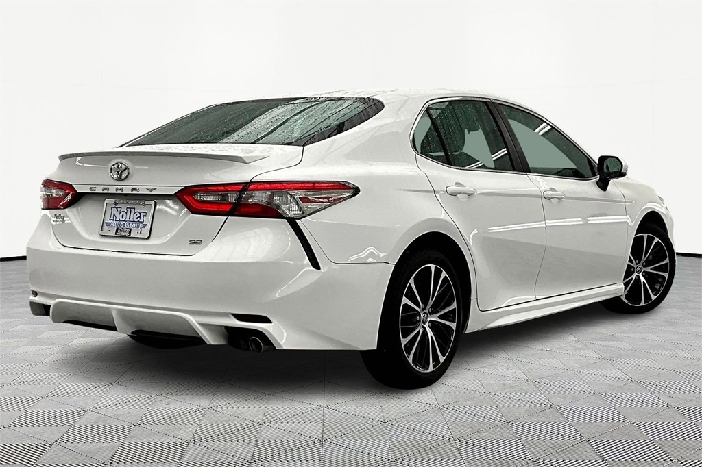 Used 2018 Toyota Camry SE with VIN 4T1B11HK2JU578804 for sale in Kansas City