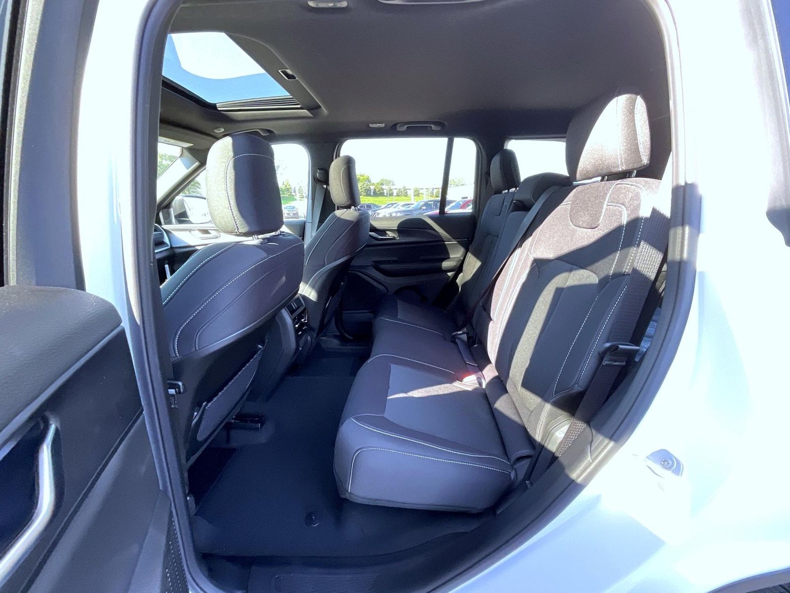 2025 Jeep Grand Cherokee Laredo photo 10
