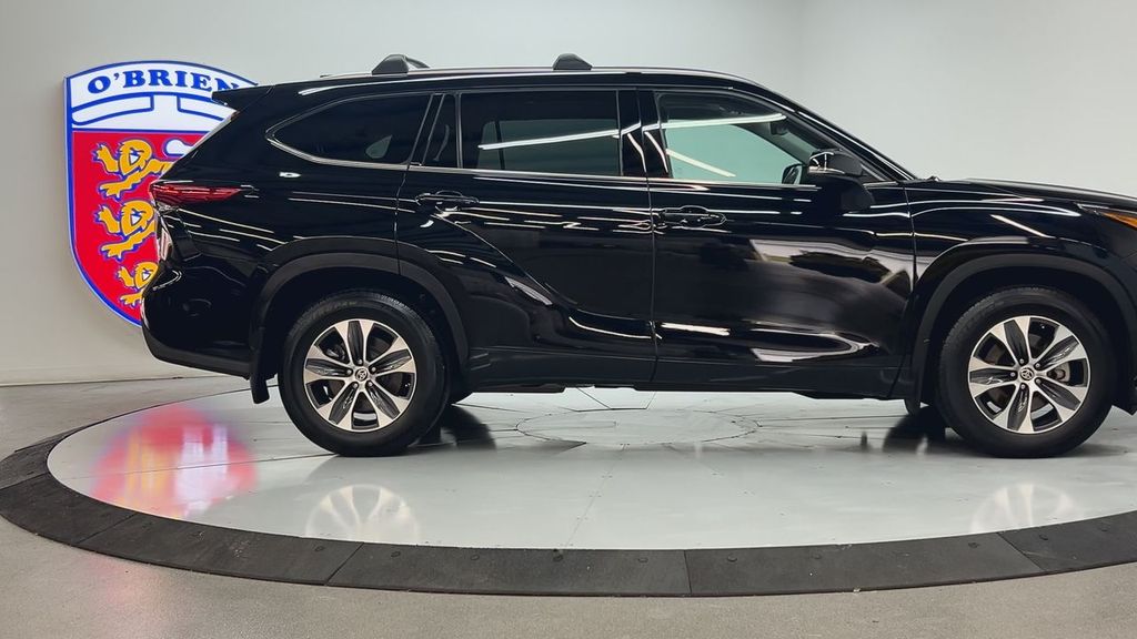 2021 Toyota Highlander XLE photo 4