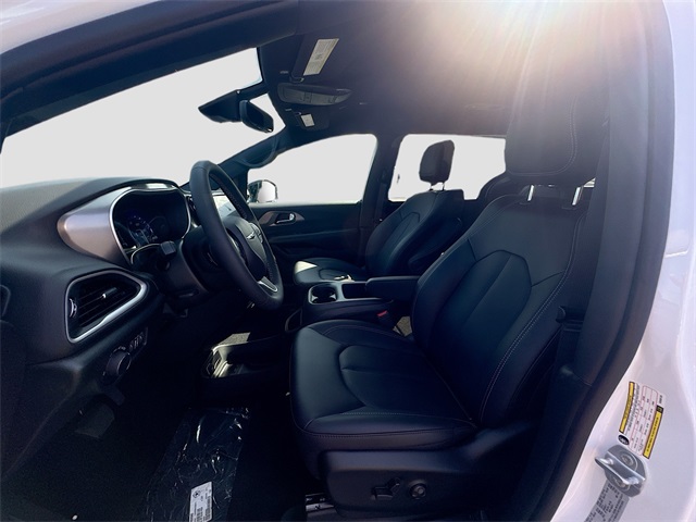 2025 Chrysler Voyager LX photo 18