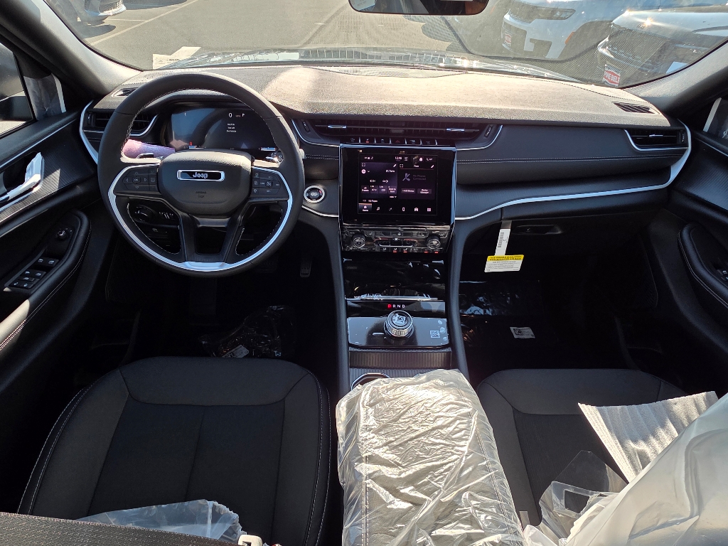2025 Jeep Grand Cherokee Laredo Altitude photo 2