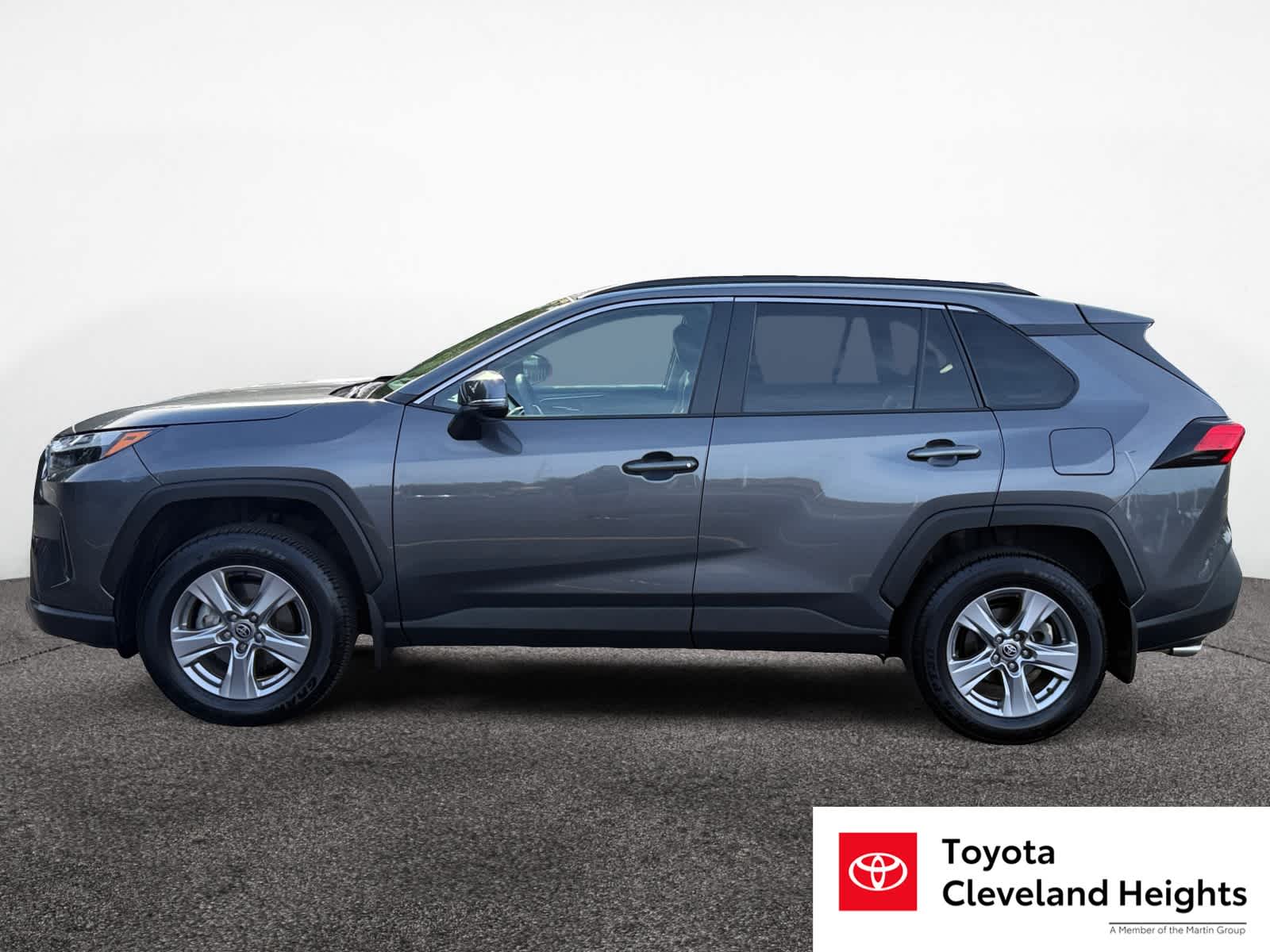 2022 Toyota RAV4 XLE photo 2