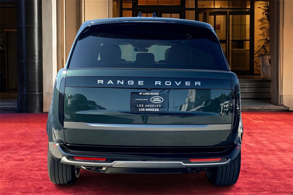 2025 Land Rover Range Rover SE photo 3