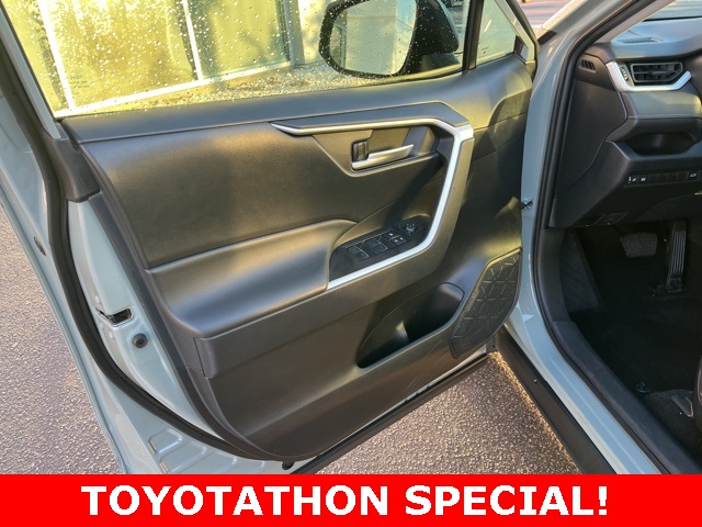 2023 Toyota RAV4 XLE photo 4