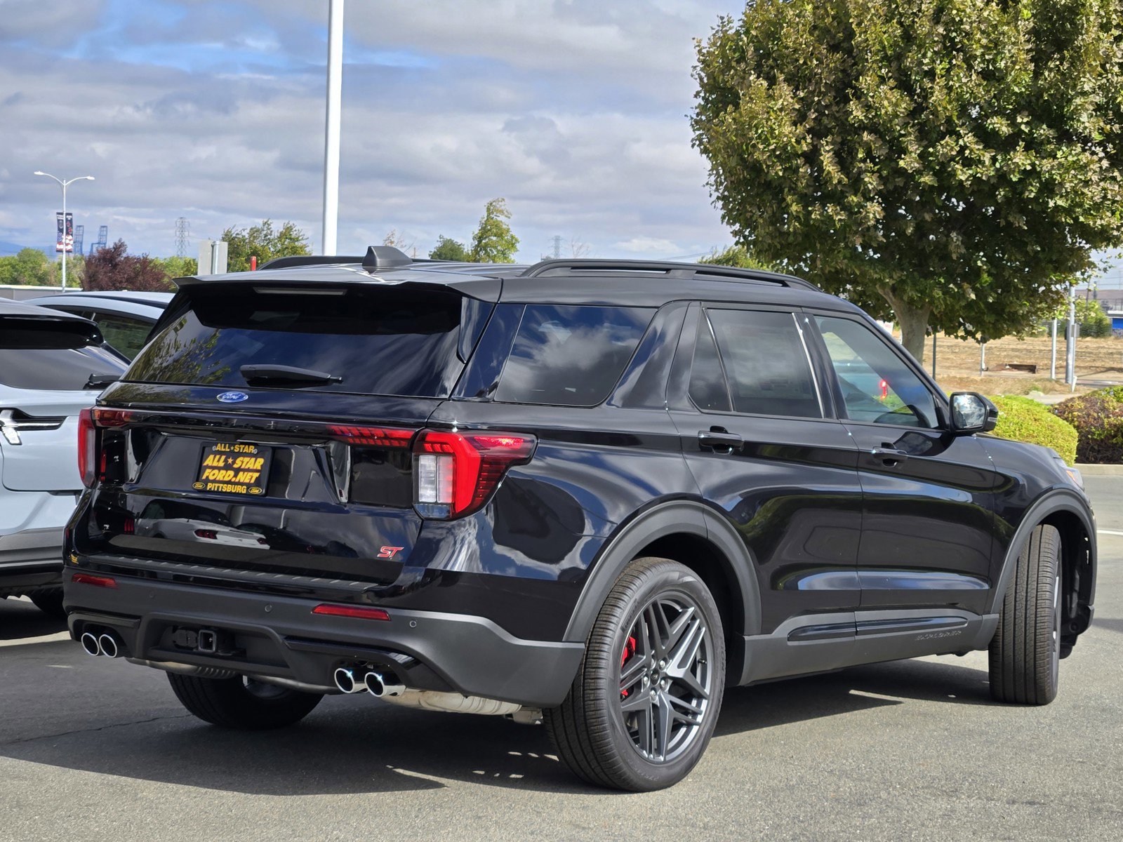 2025 Ford Explorer ST photo 3