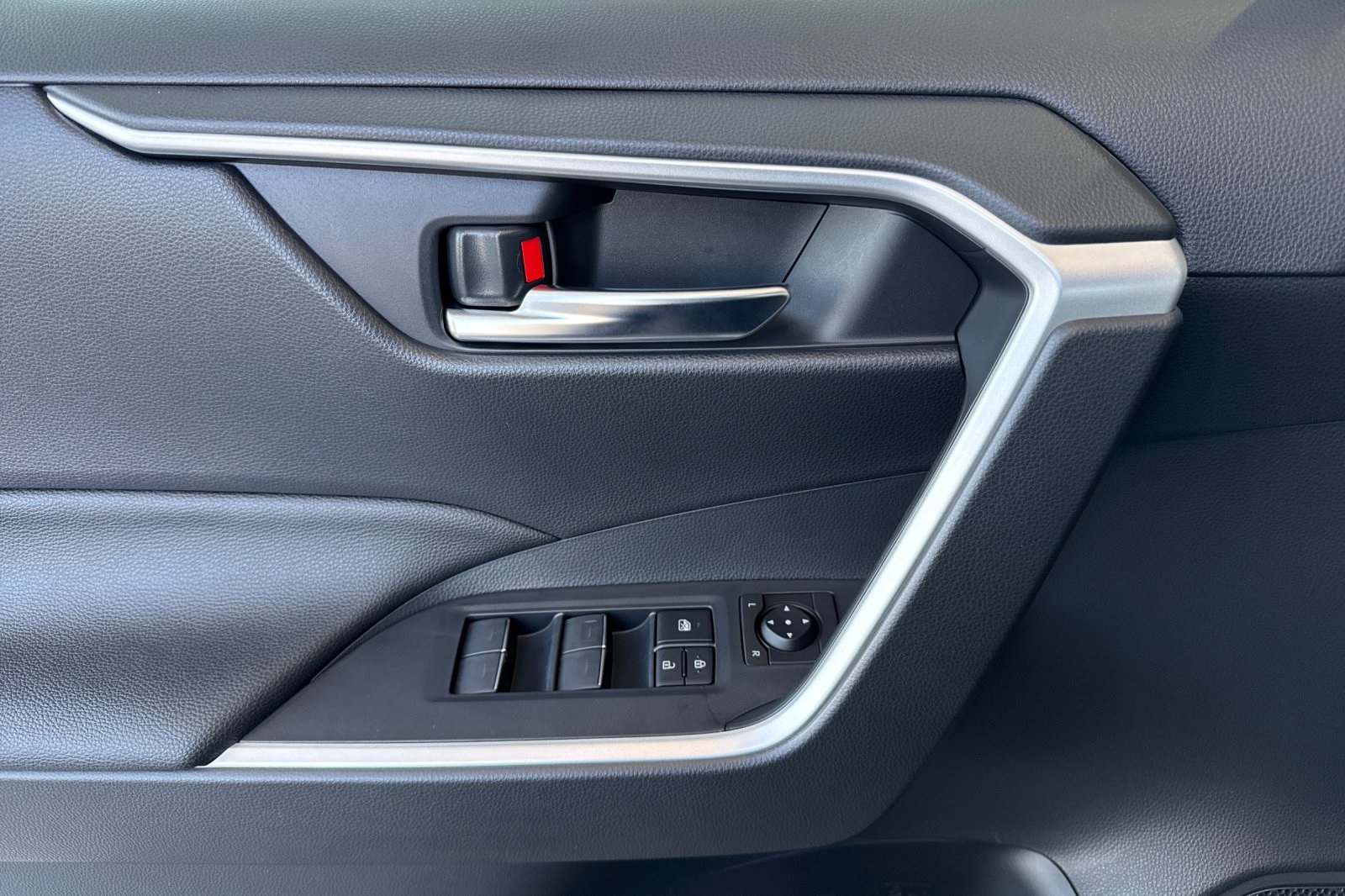2025 Toyota RAV4 Hybrid XLE photo 12
