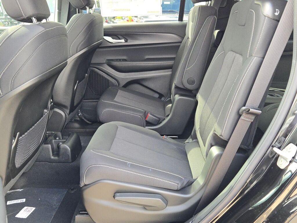 2025 Jeep Grand Cherokee Laredo photo 17