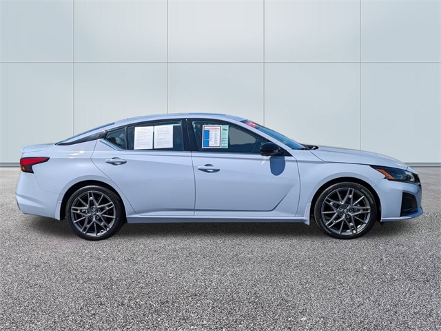 2023 Nissan Altima SR photo 4