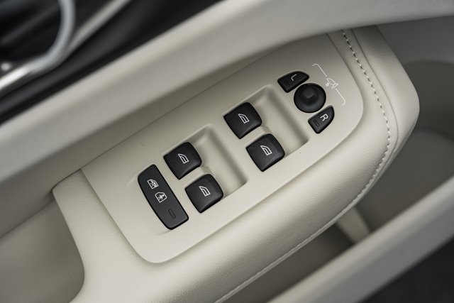 2025 Volvo XC60 Hybrid T8 Plus photo 31