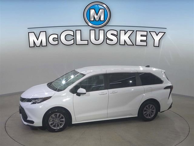 2023 Toyota Sienna LE's photo