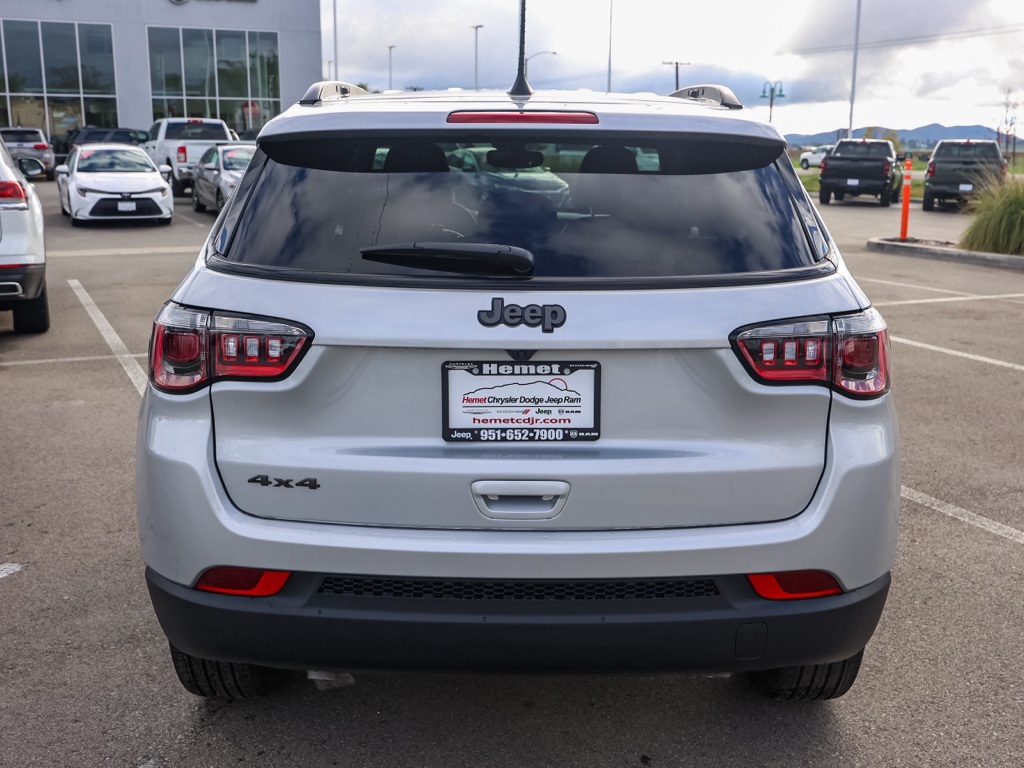 New 2026 Silver Zynith Metallic Clear-Coat Exterior Paint Jeep Latitude image 4