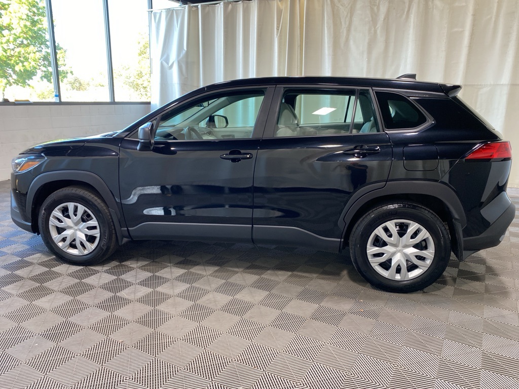 2022 Toyota Corolla Cross L photo 2