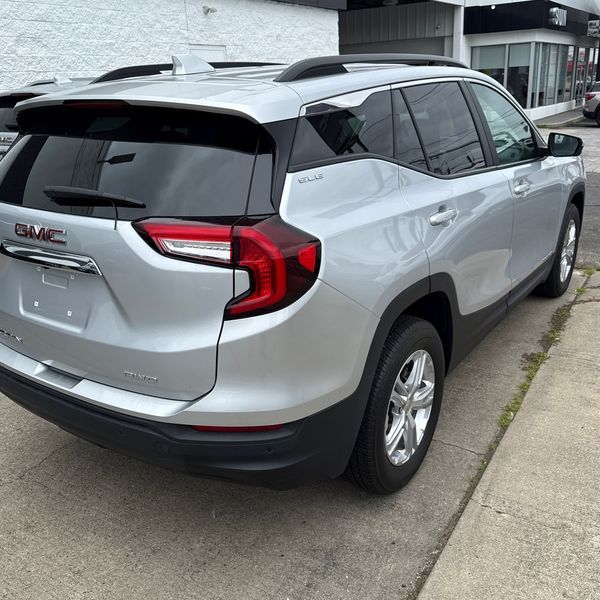 2022 Gmc Terrain SLE photo 3