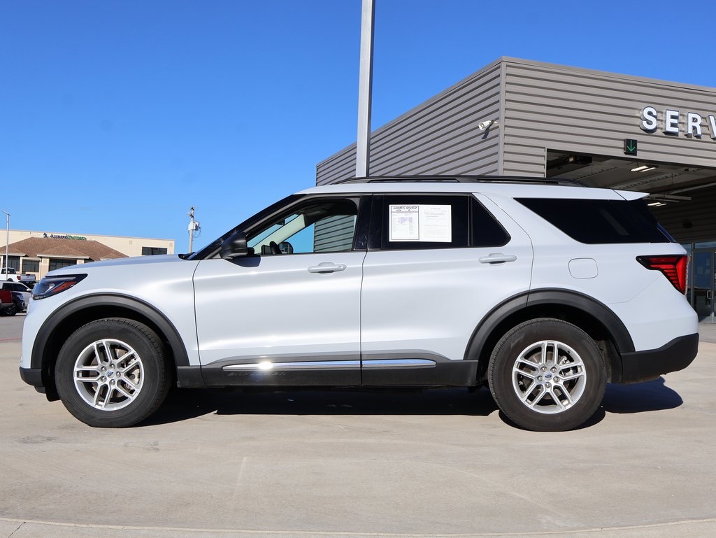 2025 Ford Explorer photo 2