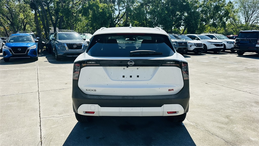 2026 Nissan Kicks SR photo 3