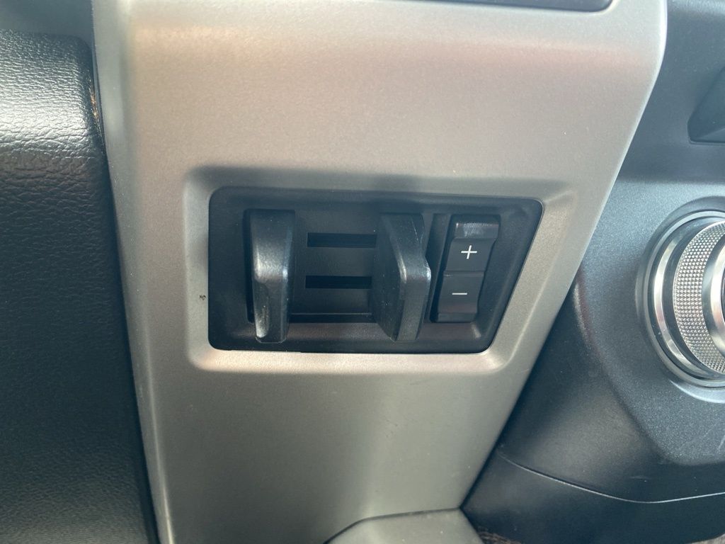 2017 Ford F-250 Lariat photo 24