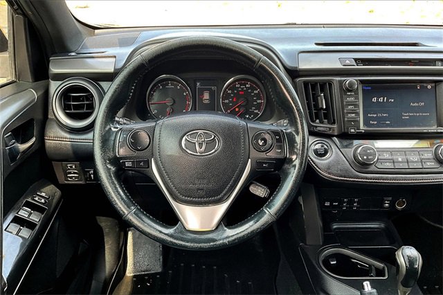 2016 Toyota RAV4 SE photo 3