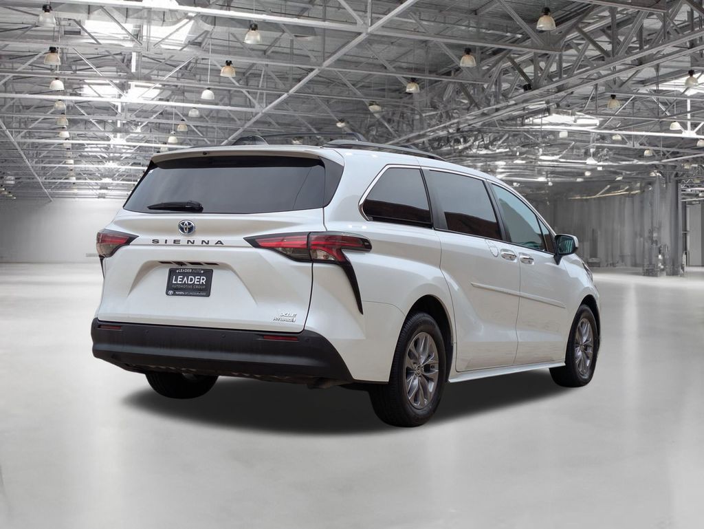 2022 Toyota Sienna XLE photo 7