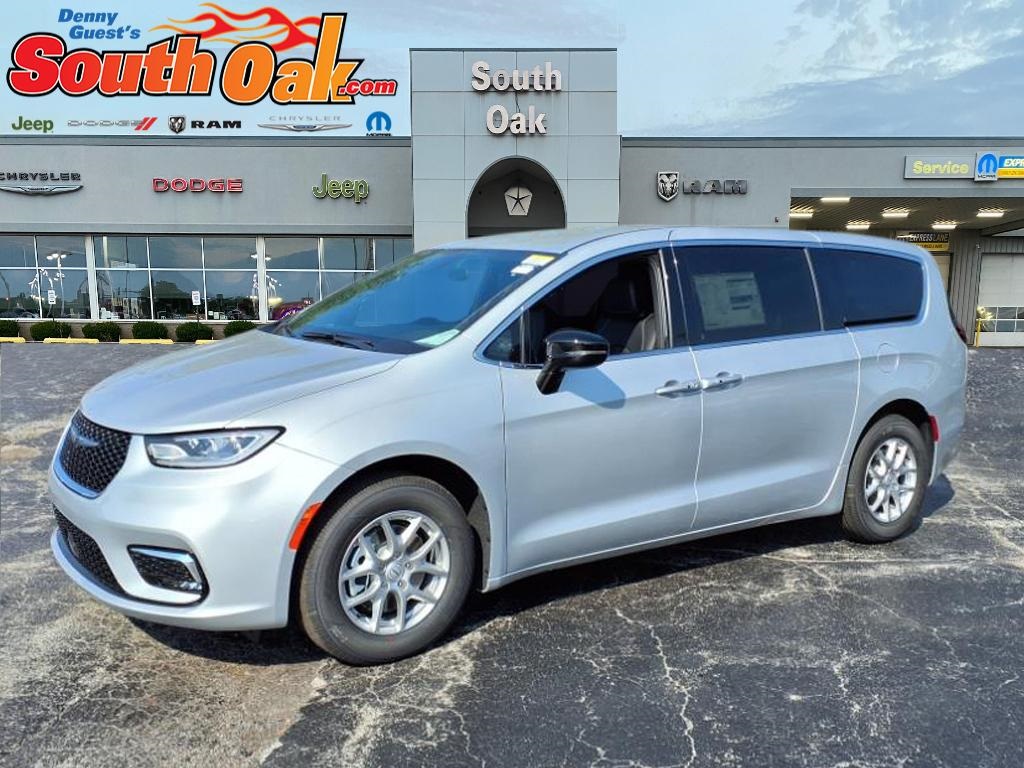 2026 Chrysler Pacifica photo 4