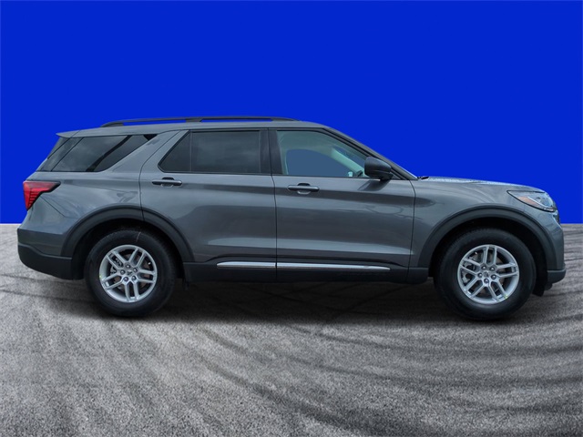 2025 Ford Explorer photo 2