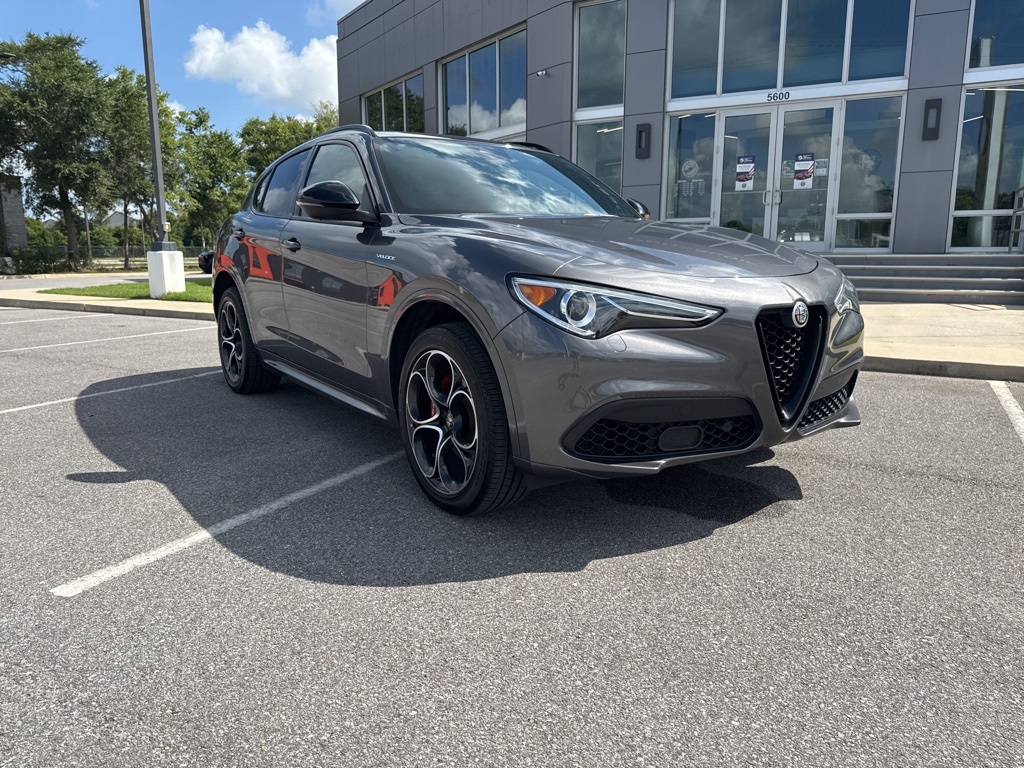 2023 Alfa Romeo Stelvio Ti photo 2